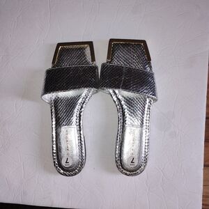 *Women's Standout Slide in Silver Snake Size 7 | Good American